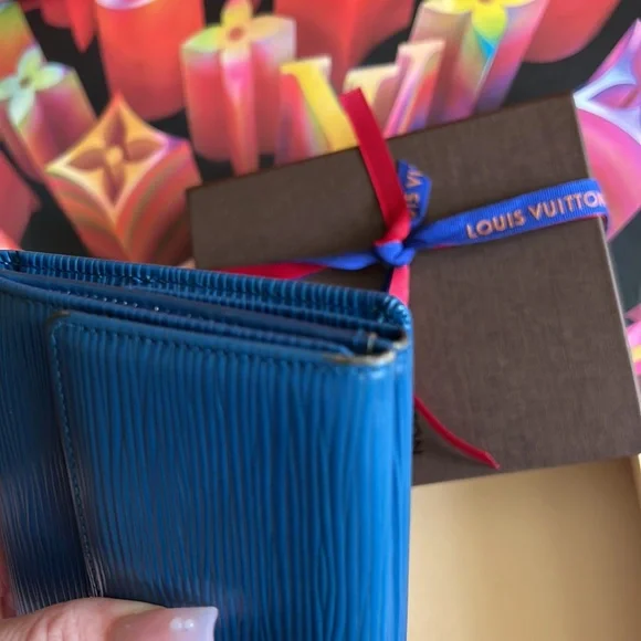 Authentic Louis Vuitton epi wallet unisex - Picture 12 of 15